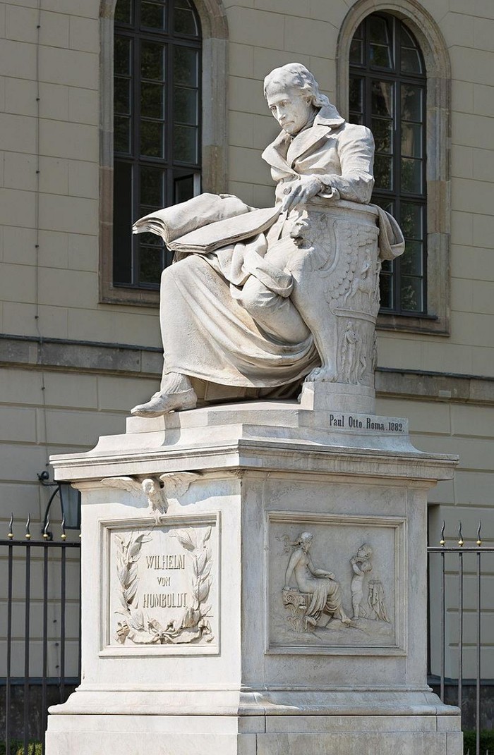 Tượng bên trái cổng trường: Wilhelm von Humboldt.