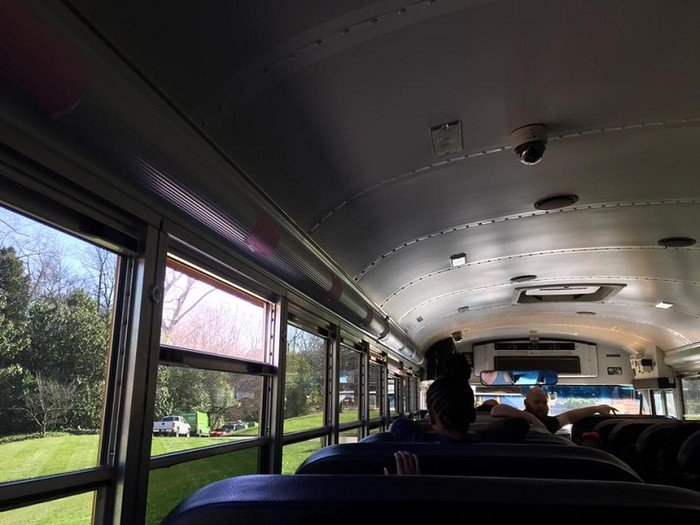 Bên trong xe bus đưa đón học sinh (Ảnh: tác giả cung cấp).