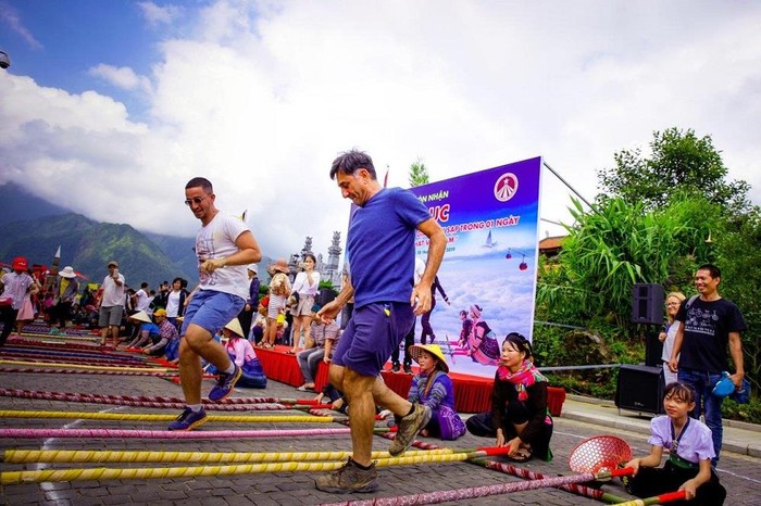 Những vị khách nước ngoài cùng tham gia màn nhảy sạp đạt kỷ lục Việt Nam tại Fansipan.