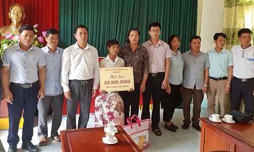 Tháng 8/2019, em Tẩn Lao San (15 tuổi) đại diện 3 anh em nhận giúp đỡ từ các tổ chức xã hội (Ảnh: baolaichau.vn).