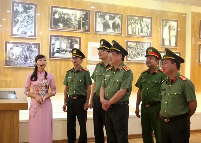 Thứ trưởng Nguyễn Văn Thành thăm nhà lưu niệm tại khu di tích 6 điều Bác Hồ dạy công an nhân dân xã Nhã Nam, huyện Tân Yên, Bắc Giang.