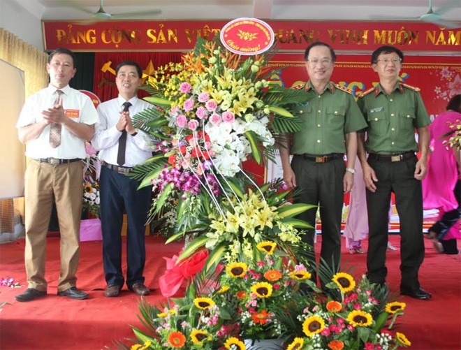 Thứ trưởng Nguyễn Văn Thành tặng hoa chúc mừng Đảng bộ và nhân dân xã Nhã Nam, huyện Tân Yên đạt chuẩn nông thôn mới.