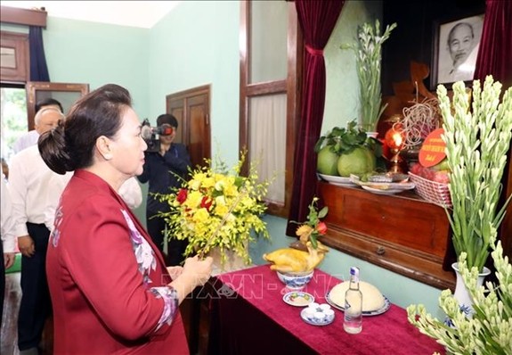 Chủ tịch Quốc hội Nguyễn Thị Kim Ngân dâng hương tưởng niệm Chủ tịch Hồ Chí Minh tại Nhà 67. Ảnh: TTXVN.