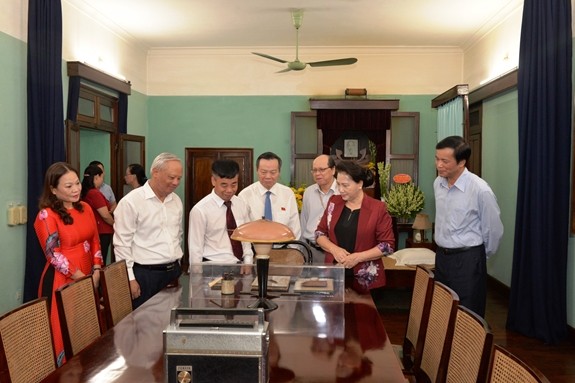 Chủ tịch Quốc hội Nguyễn Thị Kim Ngân tham quan khu trưng bày một số hiện vật gắn liền với Chủ tịch Hồ Chí Minh.