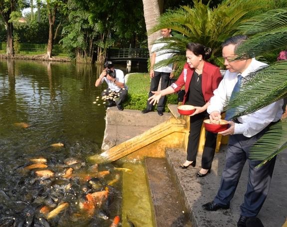 Chủ tịch Quốc hội Nguyễn Thị Kim Ngân thăm Ao cá Bác Hồ.