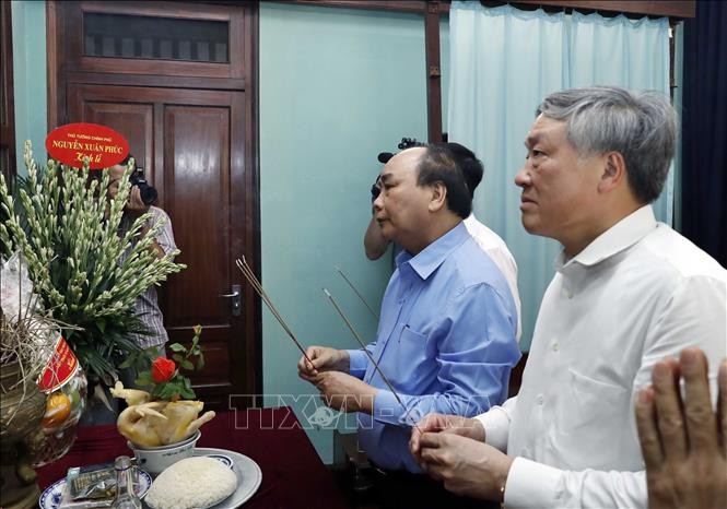 Thủ tướng Nguyễn Xuân Phúc đến dâng hương tưởng niệm Bác Hồ tại Nhà 67 trong Khu Di tích Phủ Chủ tịch. Ảnh: Thống Nhất /TTXVN