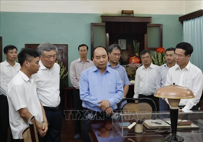 Thủ tướng Nguyễn Xuân Phúc và các đại biểu xem các hiện vật trong Nhà 67 gắn liền với cuộc đời Bác Hồ trước lúc Người đi xa. Ảnh: Thống Nhất/TTXVN