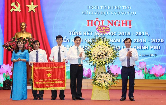 Ngành Giáo dục tỉnh Phú Thọ đón nhận Cờ thi đua của Thủ tướng Chính phủ và triển khai nhiệm vụ năm học 2019 - 2020.