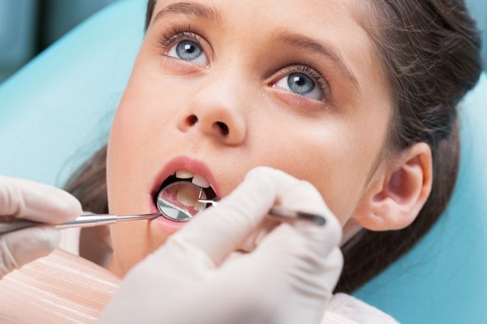 Trẻ nhỏ thường bị sâu răng nếu không được vệ sinh đúng cách (Ảnh: thejournal)