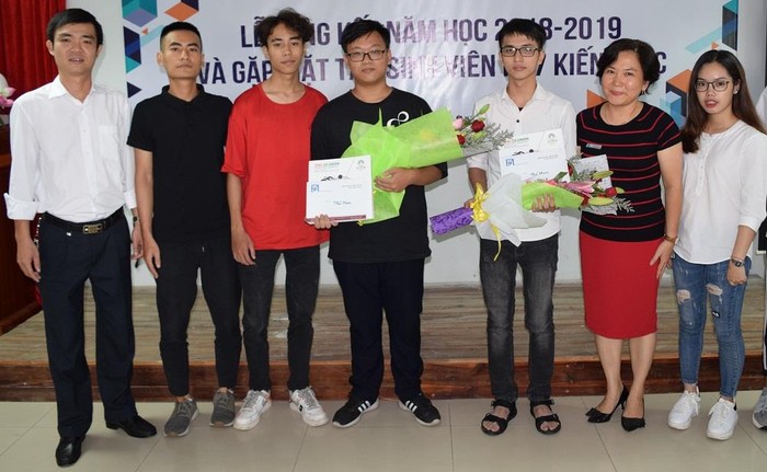 Ban chủ nhiệm Khoa Kiến trúc - Đại học Mở Hà Nội trao tặng hoa và quà cho 2 tân sinh viên (Ảnh: CT).