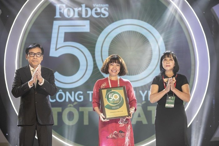 Bà Nguyễn Thị Vân Anh – Giám đốc Khối Tiếp thị Techcombank nhận danh hiệu.