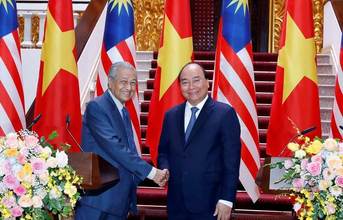 Thủ tướng Nguyễn Xuân Phúc và Thủ tướng Malaysia Mahathir Mohamad (Ảnh: Thống Nhất/TTXVN).