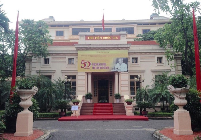 Thư viện quốc gia Việt Nam phục vụ bạn đọc làm thẻ từ thứ 2 đến thứ 7 ở địa chỉ số: 31 Tràng Thi - Hoàn Kiếm - Hà Nội và nhận thẻ sau 5 - 10 phút (Ảnh minh họa: Công Tiến).