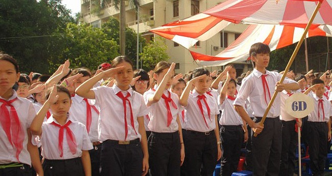 Các em học sinh thực hiện lễ chào cờ (Ảnh: thucnghiem.edu.vn).