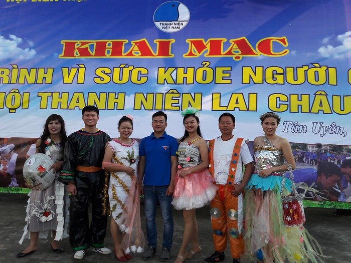 Thầy Huy (áo xanh thanh niên Việt Nam đứng giữa) rất năng động và luôn được tin tưởng giao tổ chức các chương trình văn nghệ. Ảnh: CT