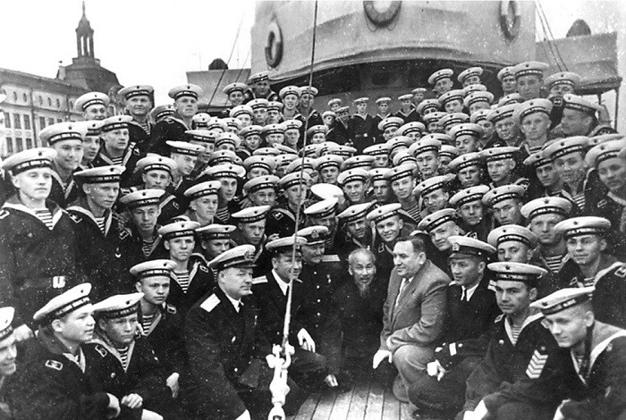 Chủ tịch Hồ Chí Minh chụp ảnh lưu niệm với các chiến sĩ hải quân Liên Xô trên chiến hạm Rạng Đông tại thành phố Leningrad vào tháng 8/1957.