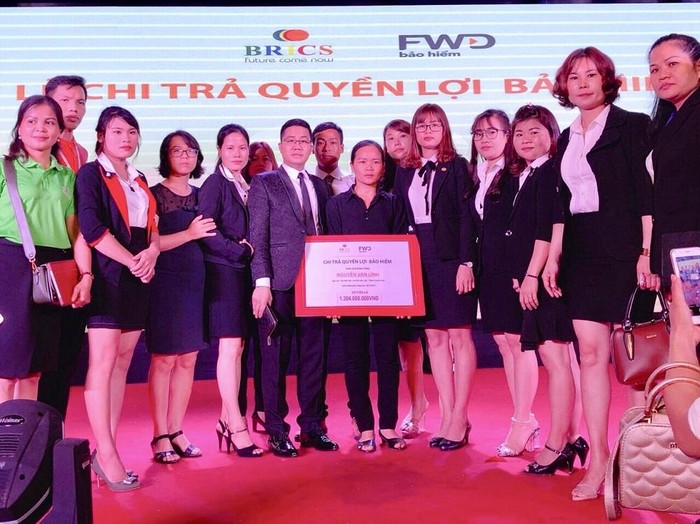 FWD Việt Nam &amp; BRICS Việt Nam đồng tổ chức lễ chi trả quyền lợi bảo hiểm cho gia đình anh Nguyễn Văn Lĩnh.