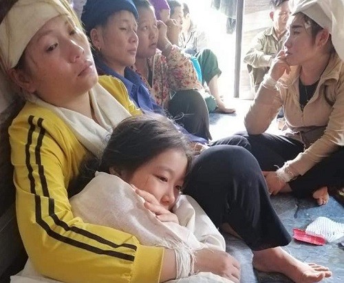 Tai nạn đã cướp đi người mẹ đang ngồi khâu chăn cho Lò Thị Huyền Diệu (11 tuổi, áo trắng) nhập học trường dân tộc nội trú nhưng chưa kịp khâu xong. Ảnh: VĐ