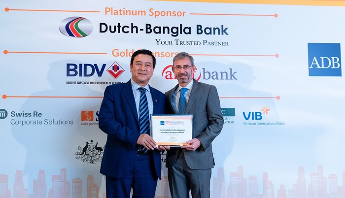 Đại diện ngân hàng HDBank nhận giải “Green Deal Award&quot;.