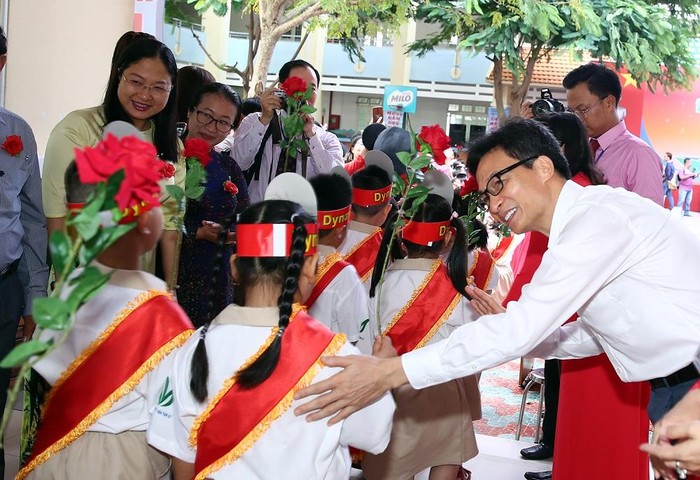 Phó Thủ tướng tham gia vào nghi thức đón học sinh lớp 1 - những thành viên mới nhất của Trương tiểu học Lê Văn Tám. Ảnh: VGP/Đình Nam