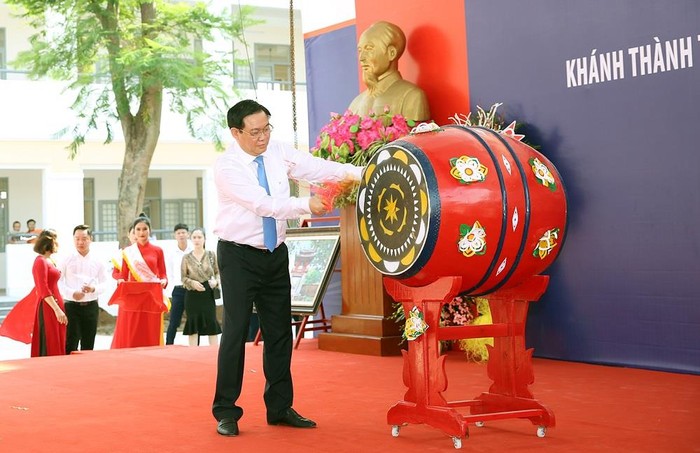 Phó Thủ tướng Vương Đình Huệ đánh trống khai giảng năm học mới tại Trường tiểu học Lý Nam Đế. Ảnh: VGP/Thành Chung.