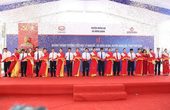 Phó Thủ tướng cắt băng khánh thành cơ sở mới của Trường tiểu học Lý Nam Đế. Ảnh: VGP/Thành Chung