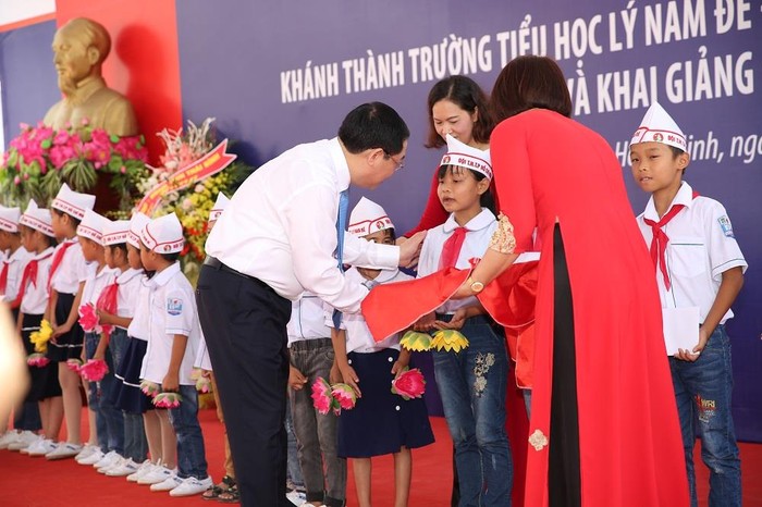 Phó Thủ tướng tặng quà cho học sinh có hoàn cảnh khó khăn nhưng có thành tích học tập tốt. Ảnh: VGP/Thành Chung.