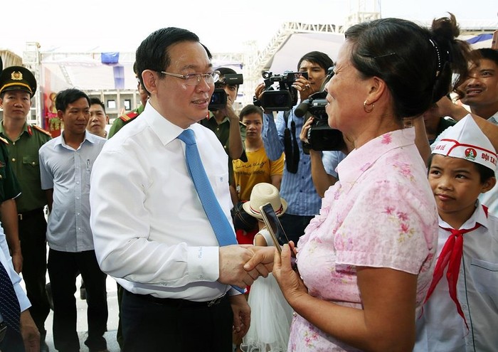 Phó Thủ tướng trò chuyện với cha mẹ học sinh Trường tiểu học Lý Nam Đế. Ảnh: VGP/Thành Chung.