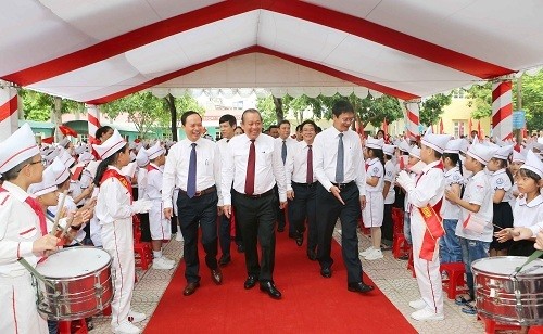 Phó Thủ tướng Trương Hòa Bình dự lễ khai giảng tại Trường Tiểu học Hoàng Hoa Thám, tỉnh Thanh Hóa - Ảnh: VGP/Lê Sơn.