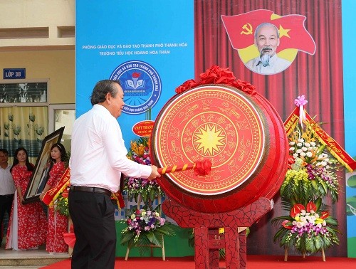 Phó Thủ tướng Trương Hòa Bình đánh trống khai giảng năm học mới - Ảnh: VGP/Lê Sơn.