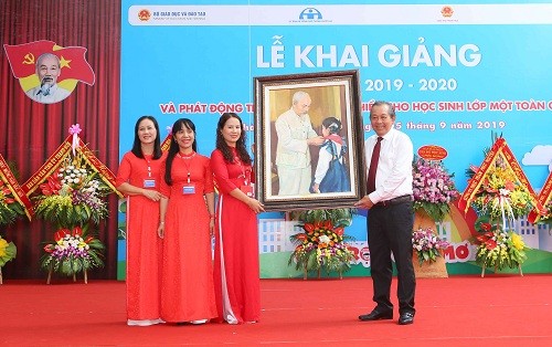 Phó Thủ tướng tặng bức tranh Bác Hồ với thiếu nhi cho nhà trường. Ảnh: VGP/Lê Sơn.