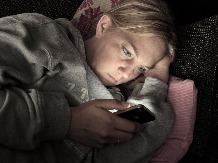 Sử dụng thiết bị điện tử và để ngay trên giường ngủ cũng gây hại cho hệ thần kinh.