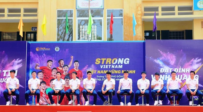 Dàn tuyển thủ điển trai của Câu lạc bộ Bóng đá Hà Nội về Trường trung học cơ sở Phù Đổng (Hà Nội) truyền cảm hứng cho các em nhỏ. Ảnh: Công Tiến.