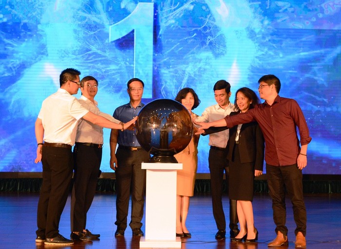 Các đại biểu bấm nút chính thức khởi động cuộc thi “Tài năng thương mại điện tử xuyên biên giới Việt Nam 2019”. Ảnh: Công Tiến.