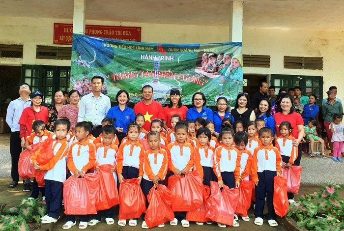 Thầy cô giáo Trường tiểu học Lĩnh Nam giao lưu, tặng quà cho học sinh điểm trường Hồng Minh, Tiểu học A Tùng Bá (Ảnh: NB).