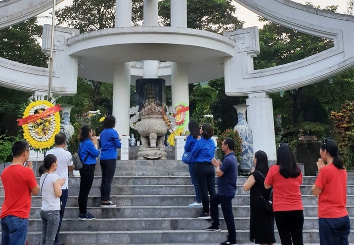 Thầy cô thắp hương tri ân các liệt sỹ tại nghĩa trang vị xuyên, tỉnh Hà Giang. (Ảnh: NB).