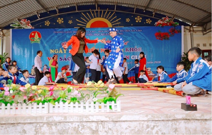 Hoạt động lồng ghép các trò chơi dân gian vào các giờ học ngoại khóa của học sinh Trường tiểu học Quang Trung (Ảnh: TB).