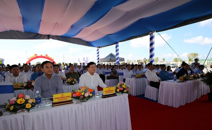 Các đại biểu tham dự Lễ phát động thi đua liên kết các dự án đường dây (ĐZ) 500kV mạch 3.