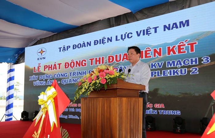 Ông Nguyễn Đức Tuyển, Giám đốc Ban Quản lý dự án các công trình điện miền Trung lên Báo cáo tình hình thực hiện các dự án đường dây 500 kV.