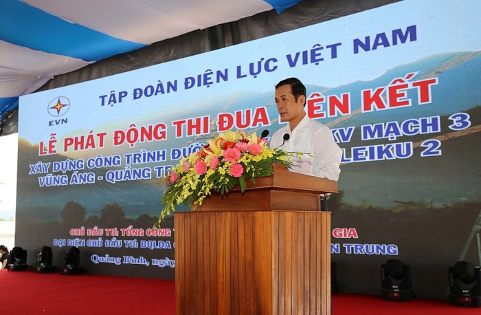 Ông Trần Công Thuật – Chủ tịch Ủy ban nhân dân tỉnh Quảng Bình, đại diện các địa phương có tuyến đường dây đi qua, phát biểu ý kiến.