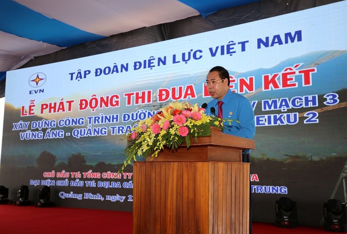Ông Đỗ Đức Hùng – Phó Chủ tịch Công đoàn Điện lực Việt Nam phát động thi đua liên kết xây dựng công trình đường dây 500 kV mạch 3.