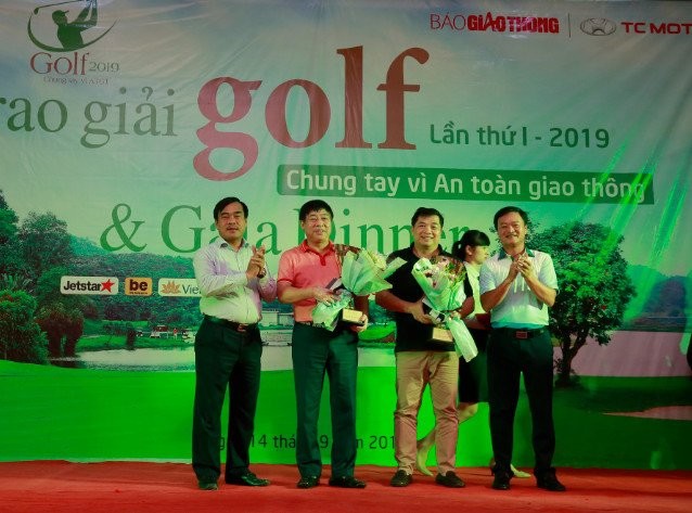 Ông Nguyễn Bá Kiên, Tổng Biên tập Báo Giao thông và ông Nguyễn Anh Tuấn, Chủ tịch Tập đoàn Thành Công trao giải cho các golfer nhất các bảng.