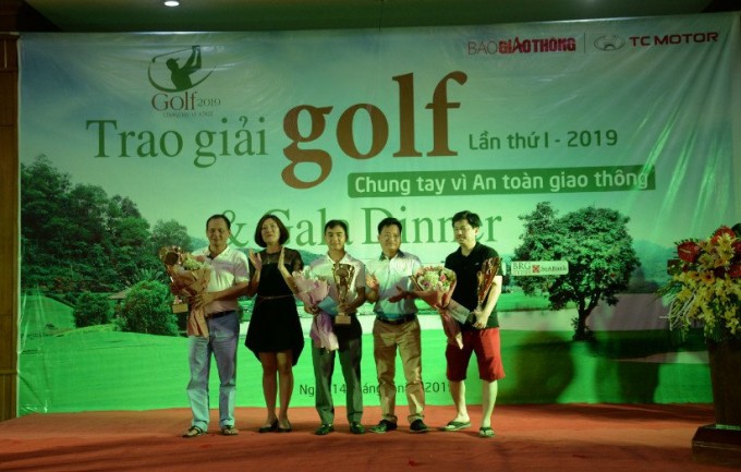 Bà Nguyễn Thị Hồng Nga, Phó Tổng Biên tập Báo Giao thông và ông Nguyễn Văn Hường, Phó Tổng Biên tập Báo Giao thông trao giải cho các golfer nhì các bảng.