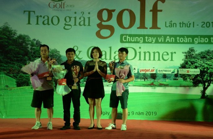 Ba golfer xếp thứ ba ở các bảng nhận cúp và phần thưởng từ Ban tổ chức.