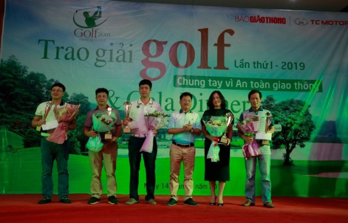 Ban tổ chức trao giải kỹ thuật cho các golfer.