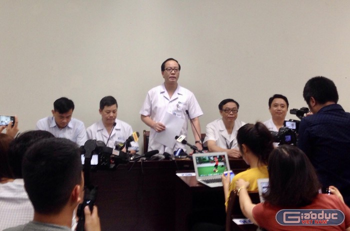 Bệnh viện Nhi Trung ương họp báo thông tin về tình trạng sức khỏe cháu bé 3 tuổi ở Bắc Ninh bị bỏ quên trên xe từ 6h30 đến 15h30. Ảnh: Công Tiến.