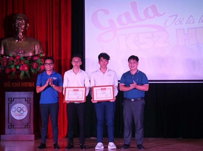 Phó Giáo sư, Tiến sĩ Nguyễn Anh Tuấn (thứ nhất bên phải) - Phó Hiệu trưởng Nhà trường trao tặng giấy khen của đoàn trường cho tân sinh viên K52. Ảnh: TT.