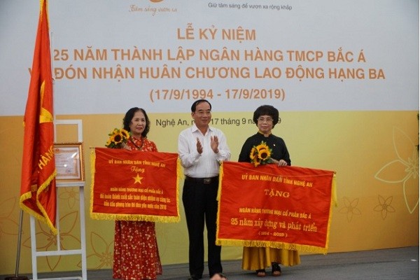 Đồng chí Hoàng Viết Đường, Phó Chủ tịch Hội đồng nhân dân tỉnh Nghệ An trao tặng Cờ thi đua xuất sắc 2018 và Bức trướng chúc mừng cho BAC A BANK.