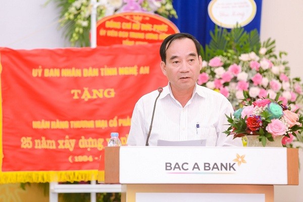 Ông Hoàng Viết Đường, Phó Chủ tịch Hội đồng nhân dân tỉnh Nghệ An phát biểu chúc mừng BAC A BANK.
