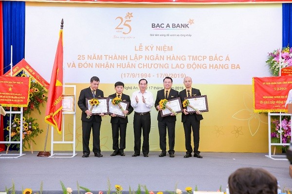 Đồng chí Hoàng Viết Đường, Phó Chủ tịch Hội đồng nhân dân tỉnh Nghệ An trao tặng Bằng khen của Ủy ban nhân dân tỉnh Nghệ An cho những tập thể và cá nhân xuất sắc của Ngân hàng Thương mại cổ phần Bắc Á.